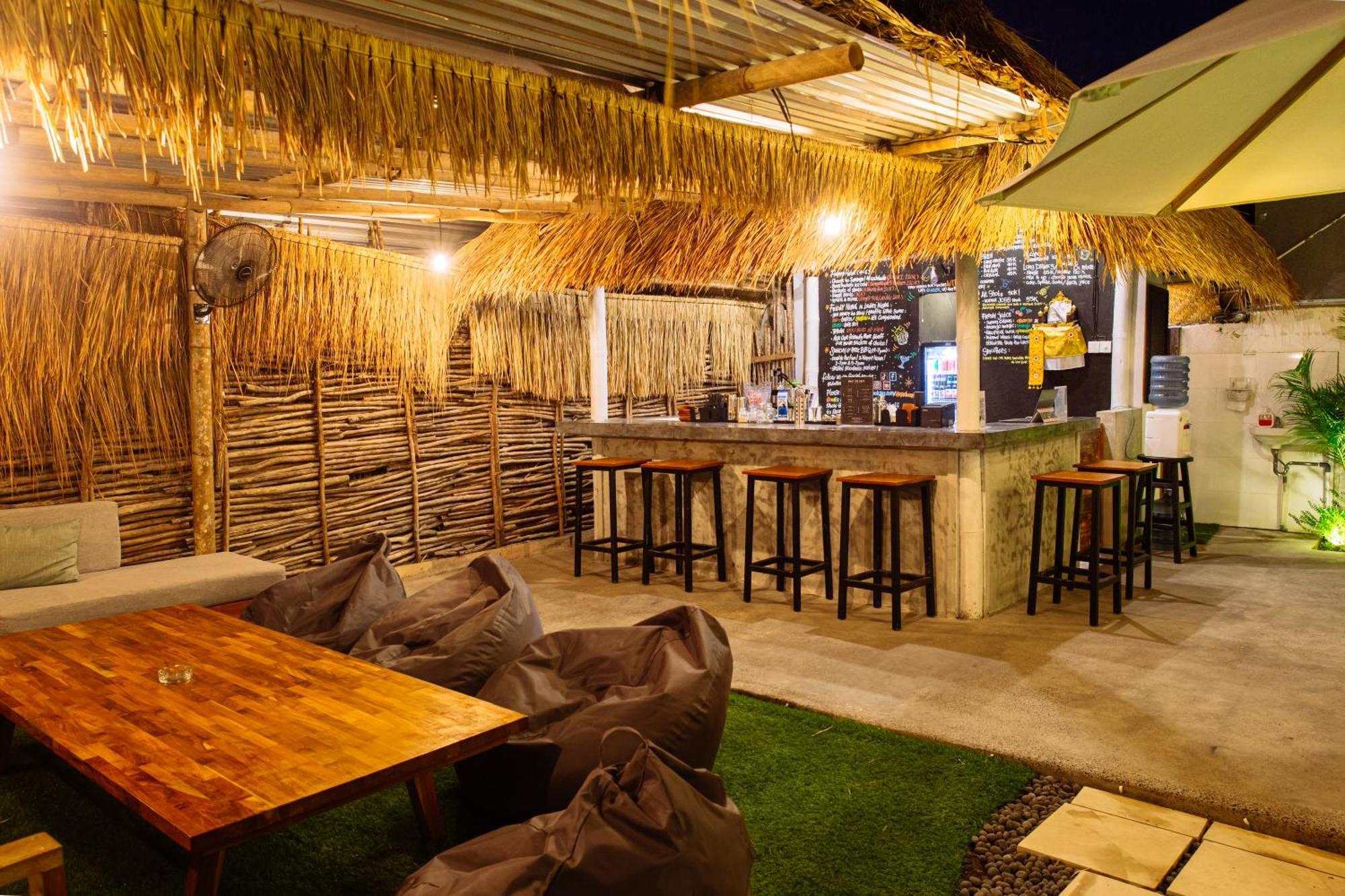 What The Duck Backpackers Canggu Eksteriør billede